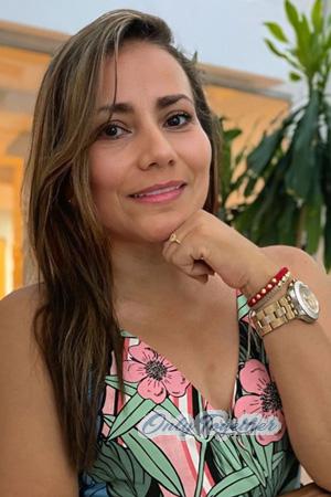 225201 - Yeris Age: 44 - Colombia